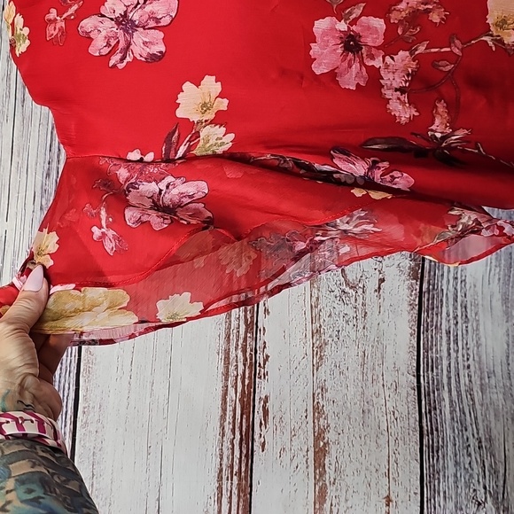 VINCE CAMUTO RED FLORAL LINED TIERED FLUTTER SLEEVE PULLOVER BLOUSE - Picture 9 of 13